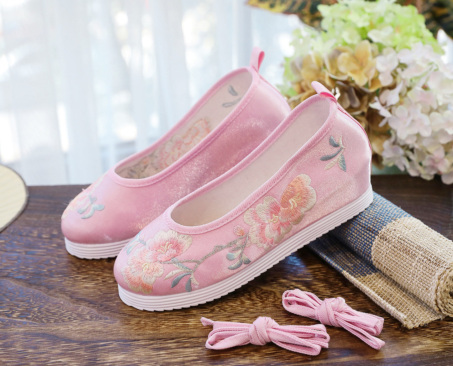 Spring And Autumn Antique Student Embroidered Cotton Shoes