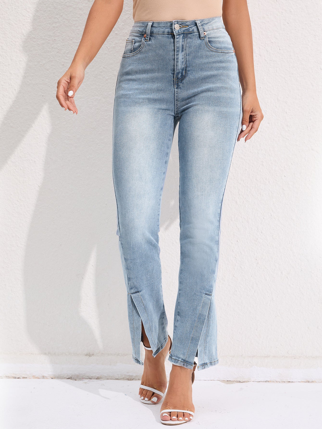 Pendlervenlige lige bukser i moderne strækdenim med vasket look