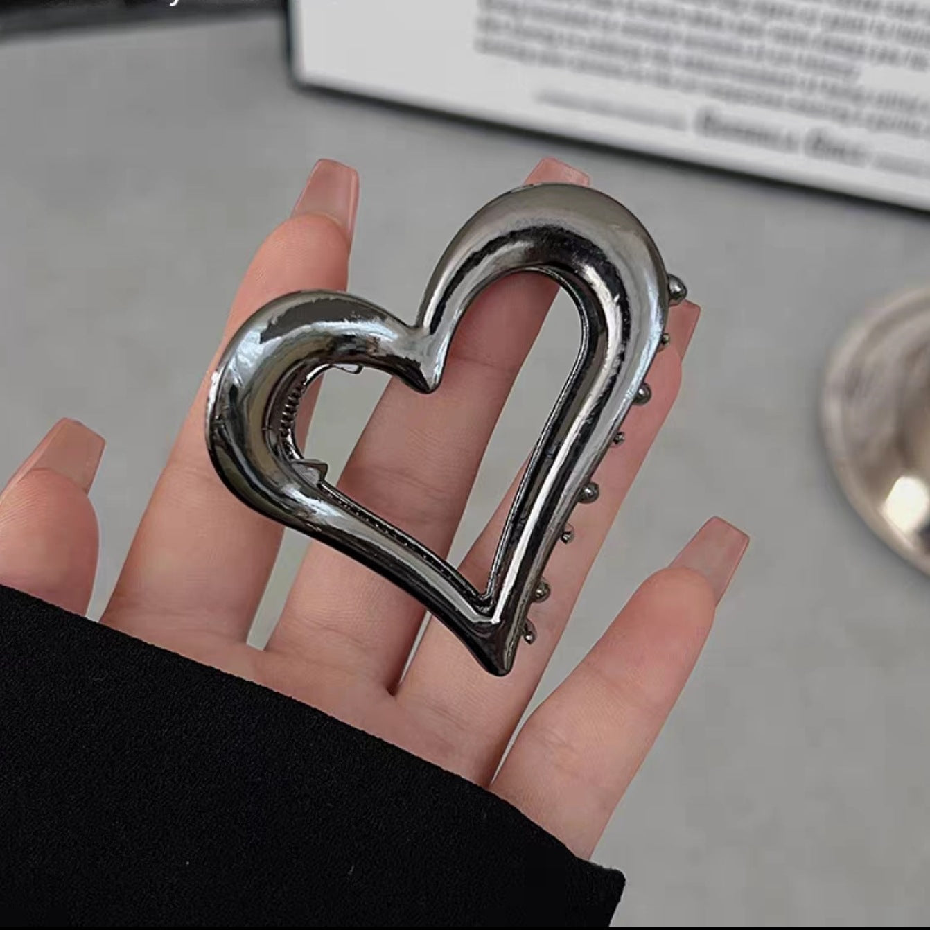 High Sense Metal Heart Grip Simple