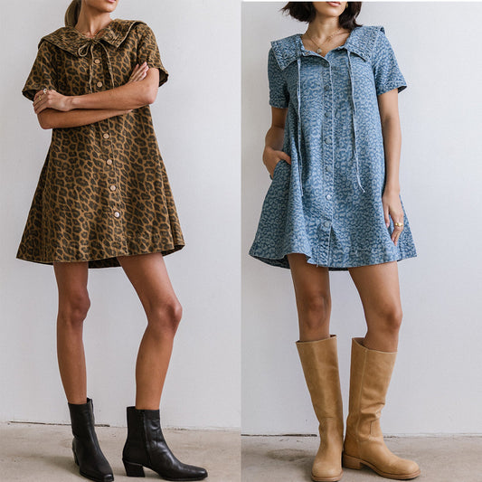 Afslappet leopardmønstret denimkjole med slankende effekt