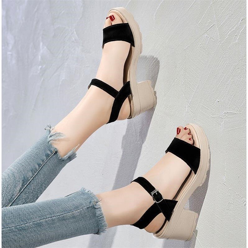 Women's sandals with buckle in platform