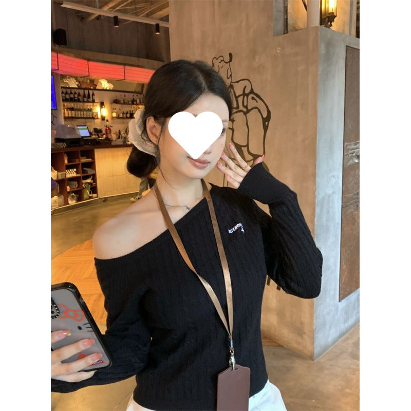 Ny koreansk stil sød-og-cool søster broderet off-shoulder langærmet striktrøje