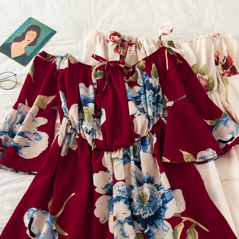 Off-shoulder buksedragt med blomsterprint og flæsede ærmer med bindebånd
