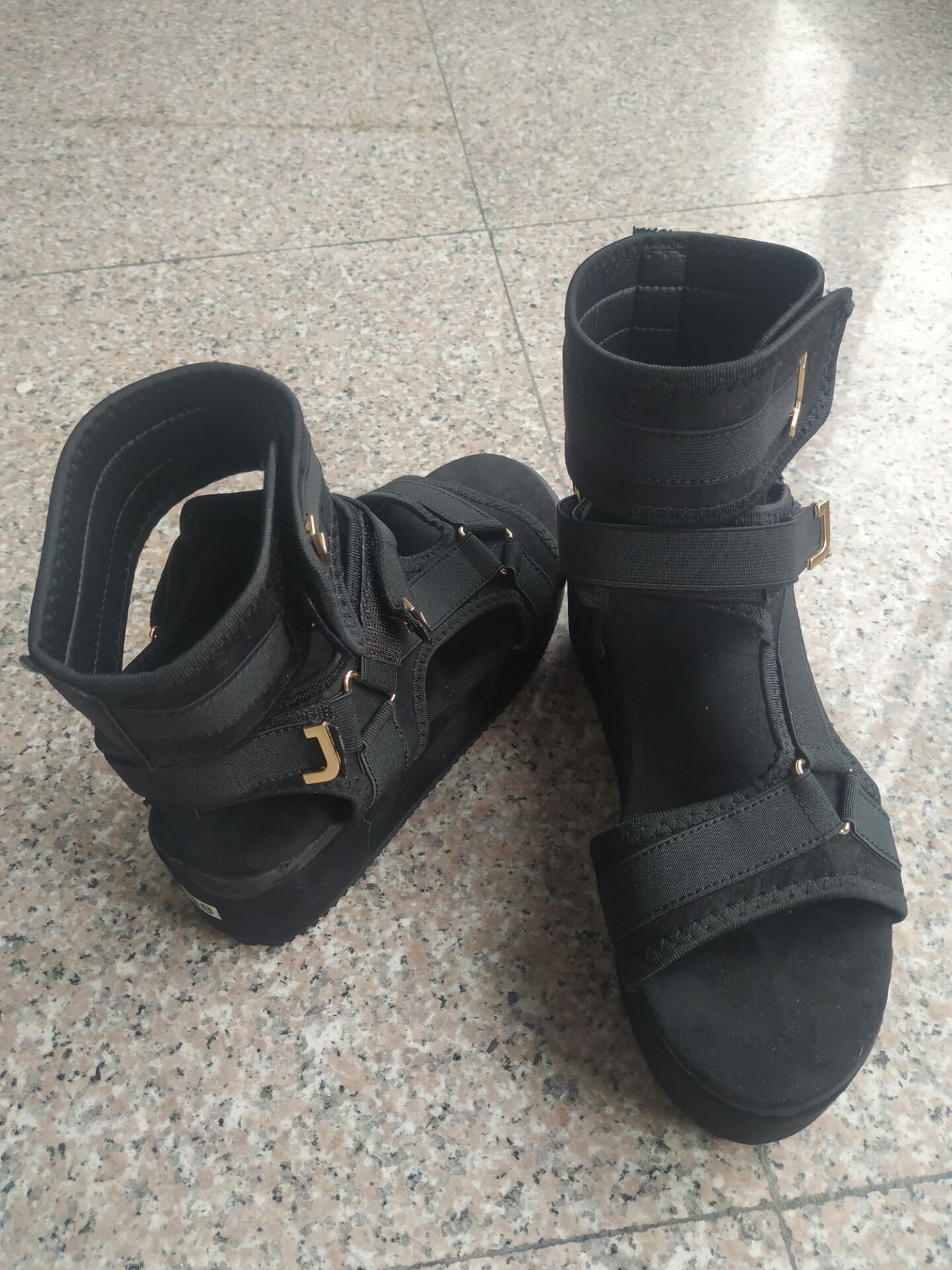 Slangeformede fiske-mund-forhøjende velcro-sandaler