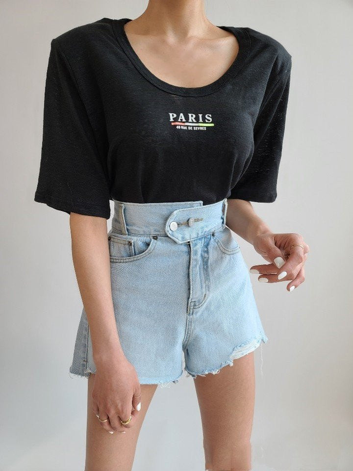 To knapper, slidte denimshorts