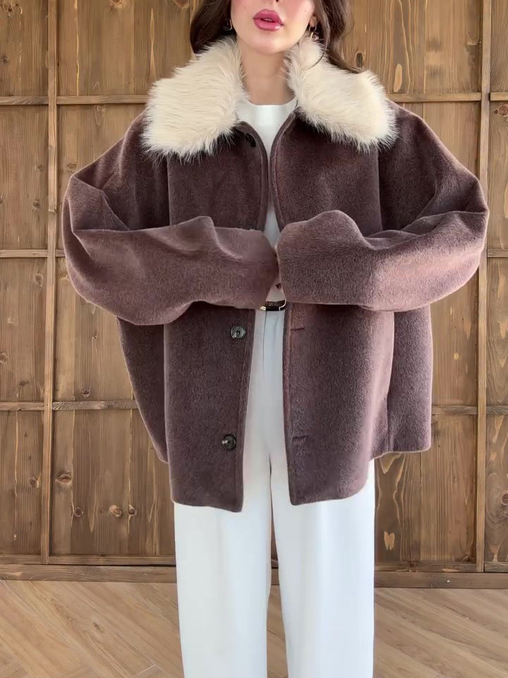 Brun oversize frakke med hvid krave i imiteret pels