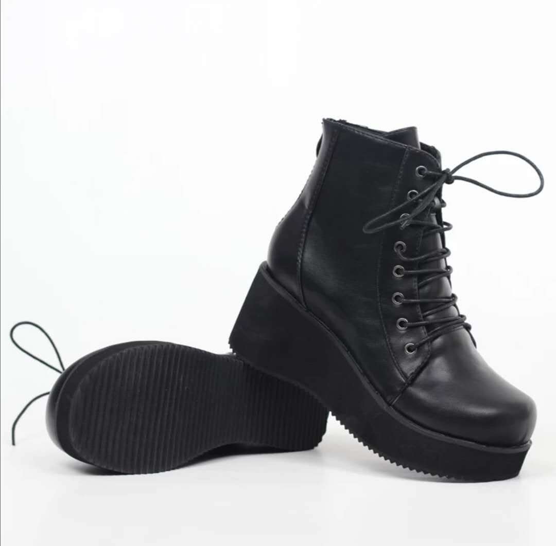 Women's casual shoes with high buckle