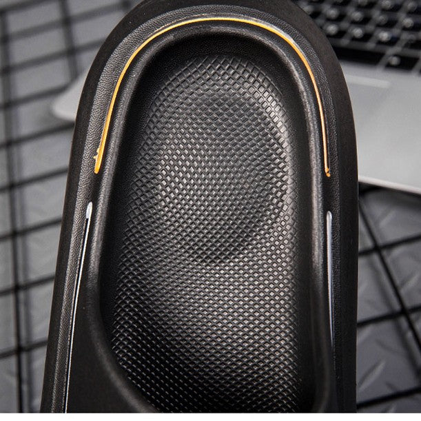 Slippers Increase Men's Sense Of Stepping On Feces In Summer