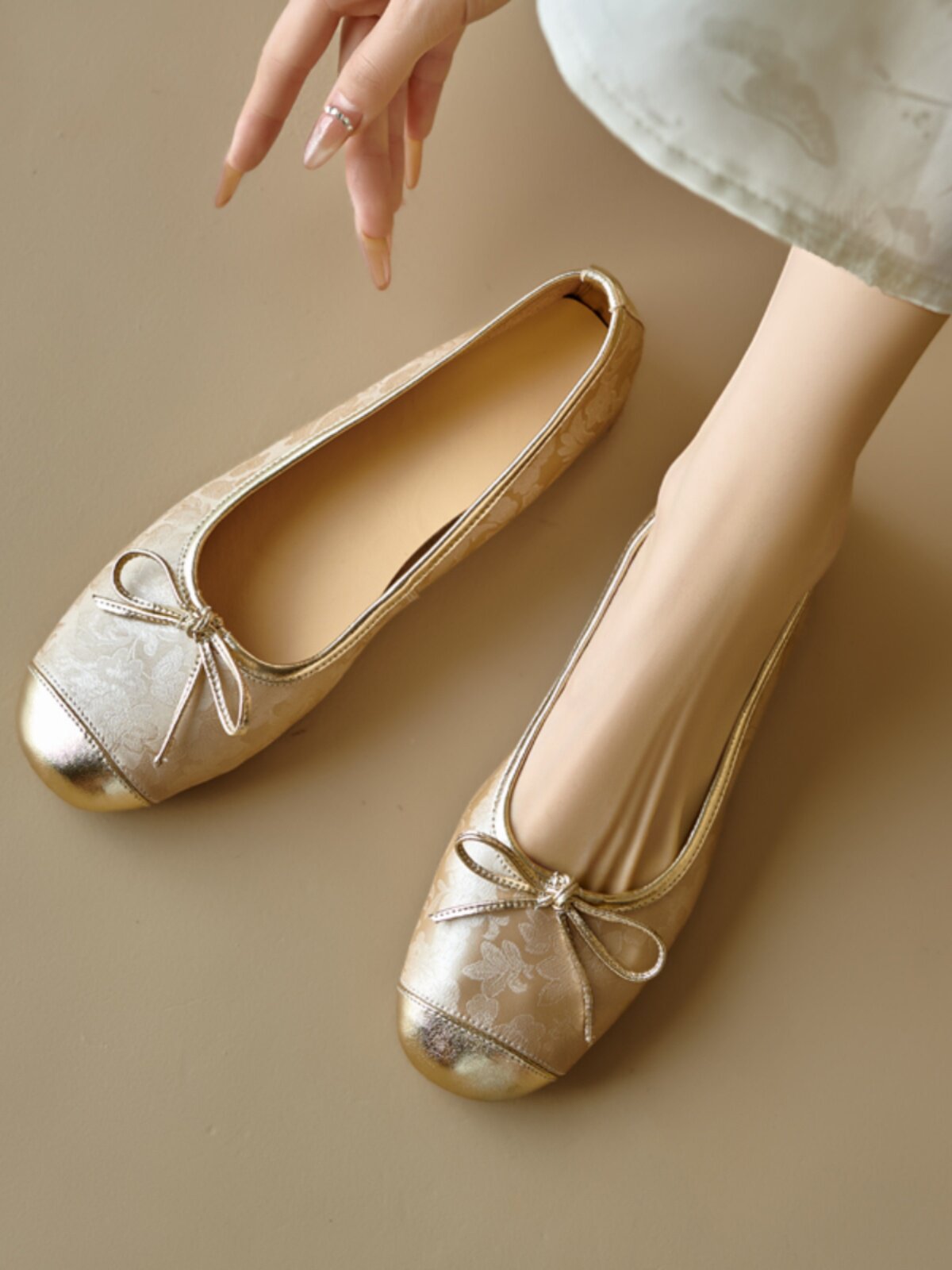 Soft-soled Large-size Ballet Flats With A Bow