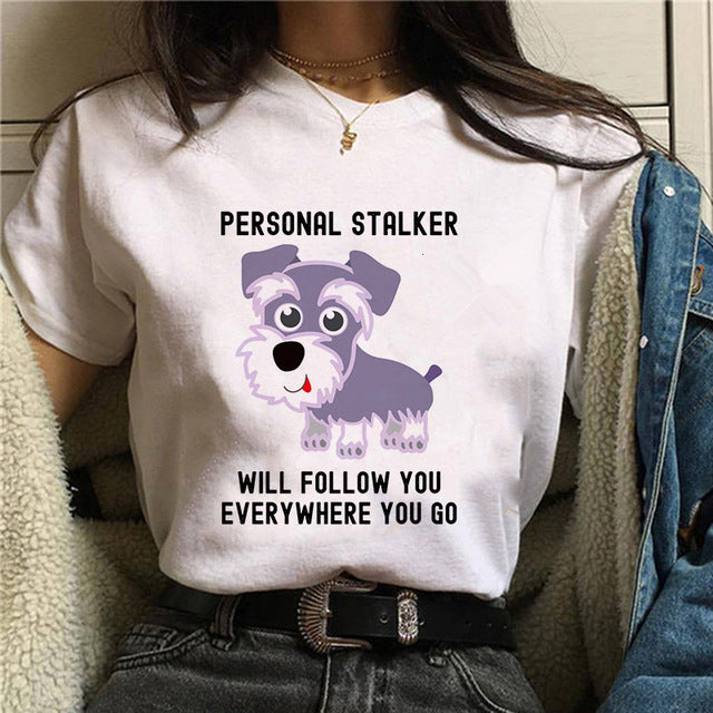 Dame T-shirt med print af gravhund - Min personlige stalker - Sommer