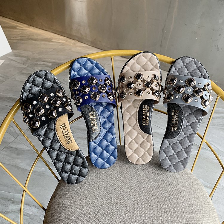 Rivet-shaped flat sandals