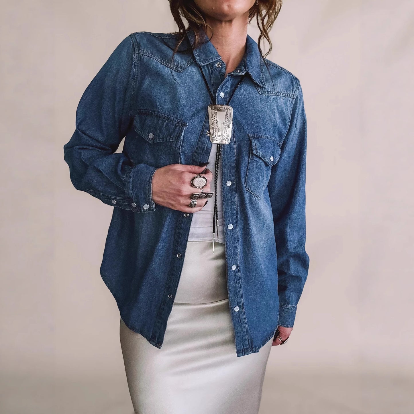 Womens Denim Shirt With A Turn-down Collar Single-breasted Design And Long Sleeves