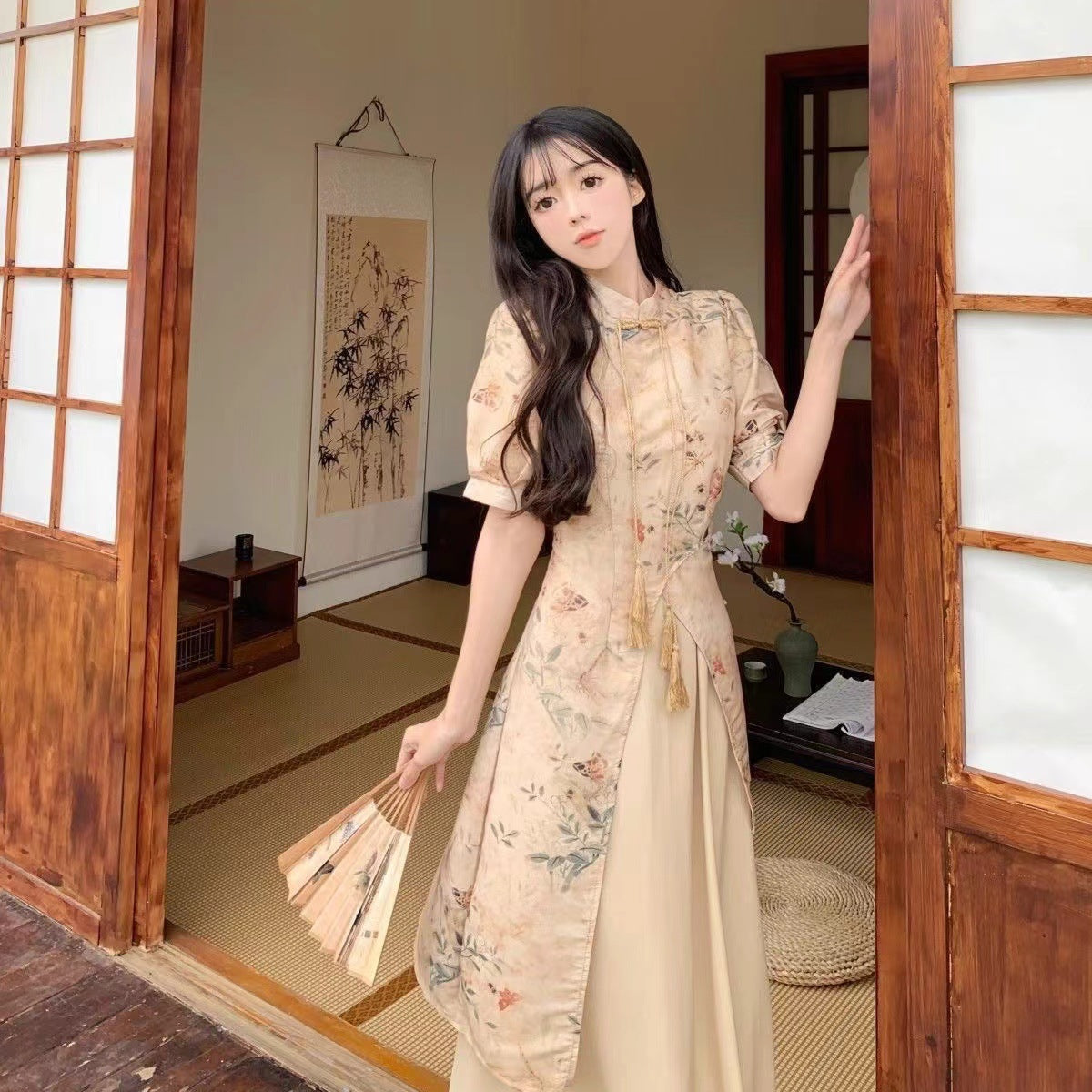 Cheongsam-kjole med blomsterprint – en elegant efterårslang nederdel, der fremhæver taljen og skaber en slankende silhuet