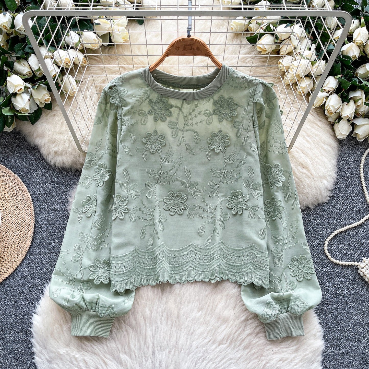 Kvinders sweatshirt med lanterneærmer, rund hals og broderi – løs pasform
