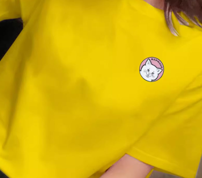 Mandlige og kvindelige par ifører sig studenter-T-shirt med korte ærmer Kvinde