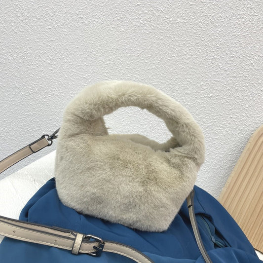 Dame Håndtaske i Imiteret Mink Pels med Trapezform og Håndledsrem