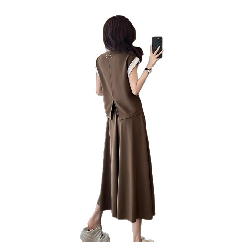 Figure-flattering High-waisted Split Skirt With A Two-piece Top Set