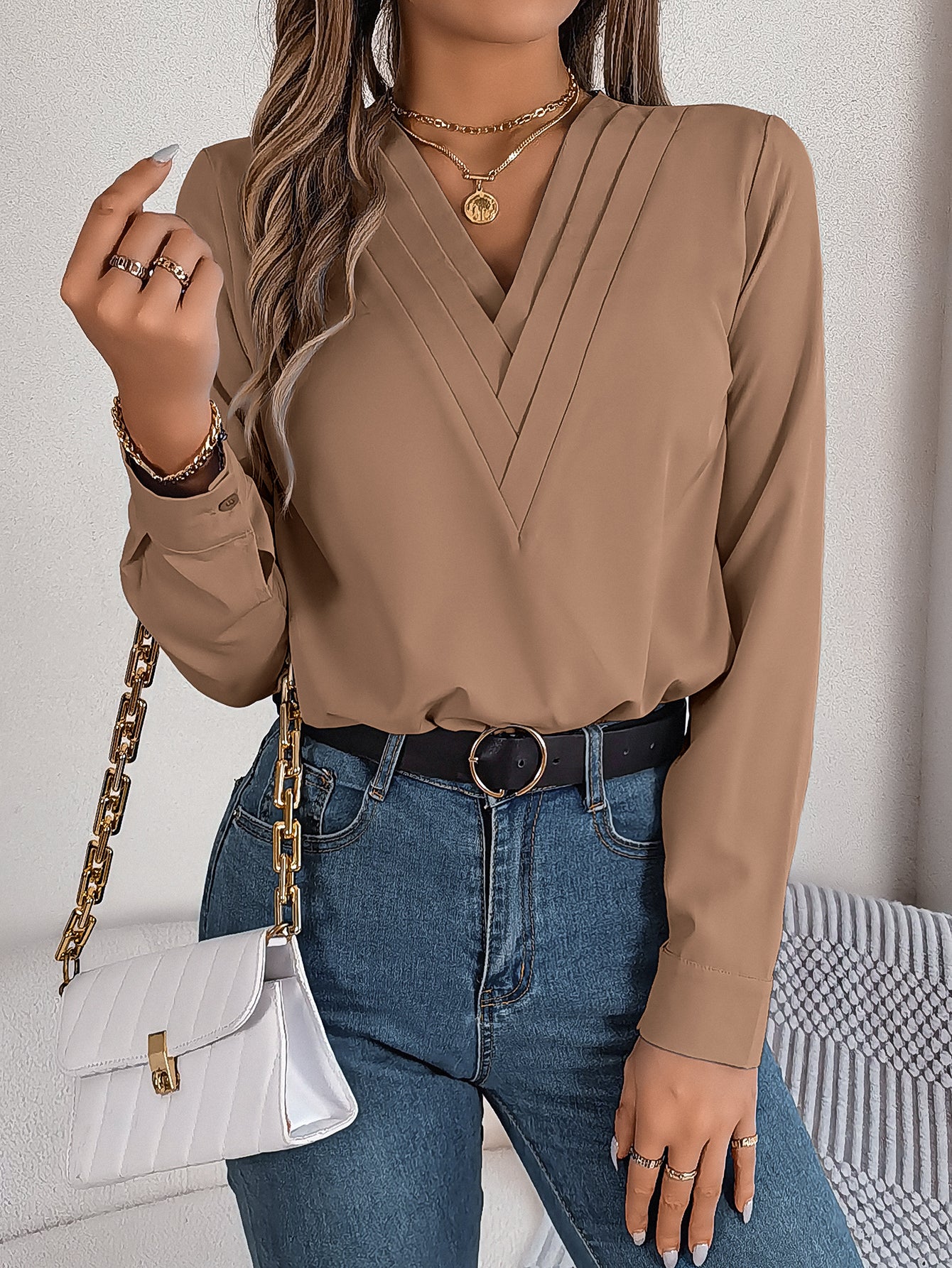 Elegant ensfarvet lagdelt V-halsbluse med lange ærmer