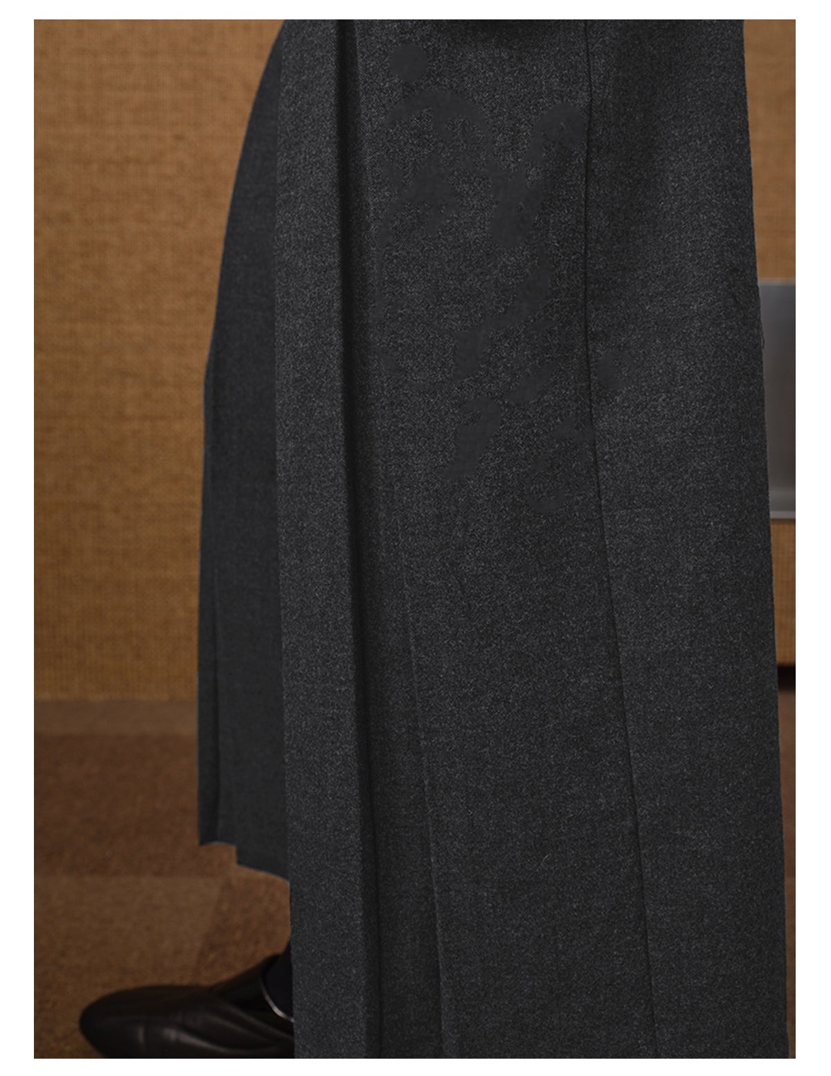 Flower Gray Cross Pleated Seven Quarter Pants