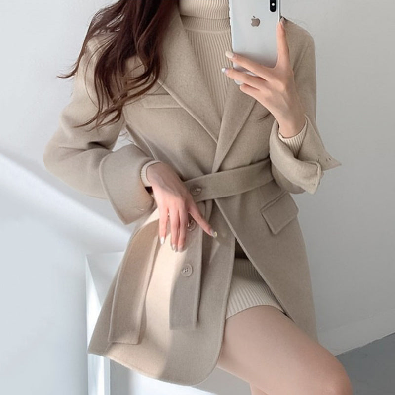 Cardigan vintage français avec col cravate et taille cintrée
