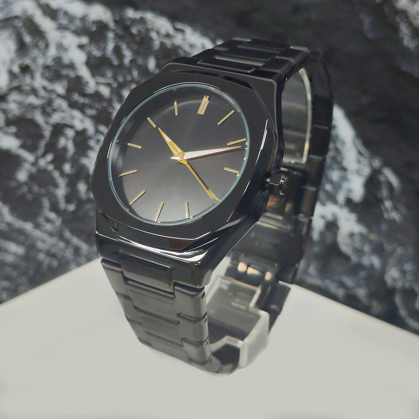 Mens Large-dial Stainless Steel Quartz Watch With A Luminous Night-time Display