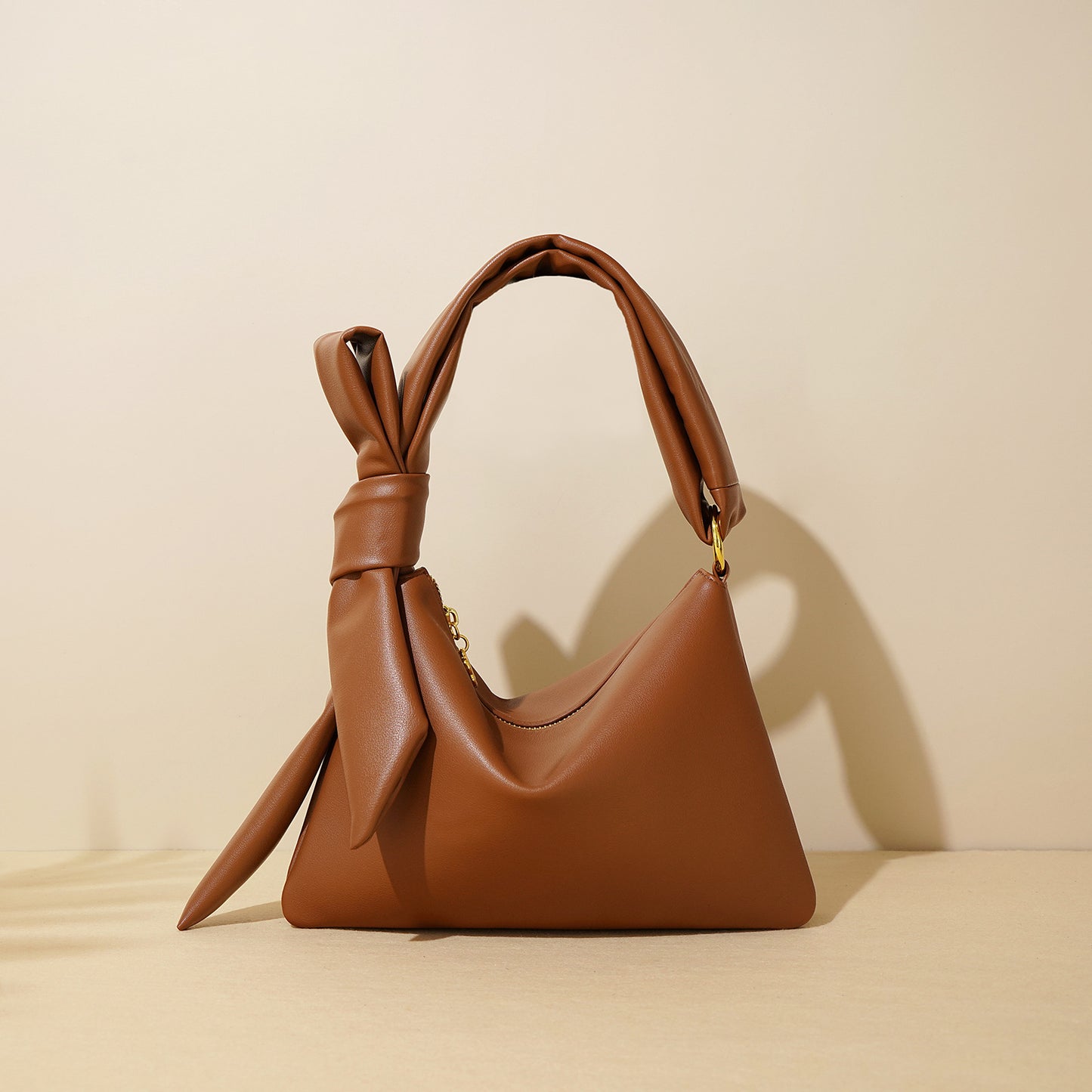 Crossbody-taske med én skulder i stort format af avanceret bærbart okselæder
