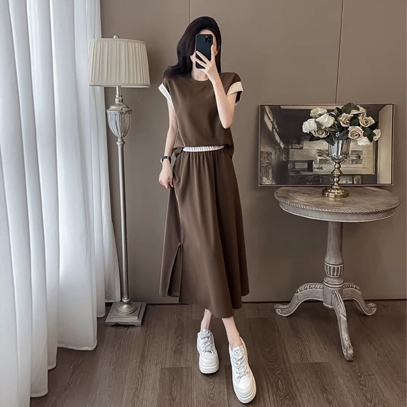 Figure-flattering High-waisted Split Skirt With A Two-piece Top Set