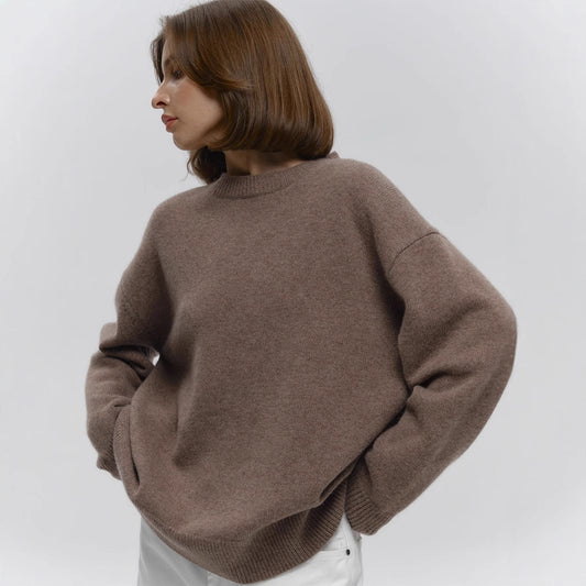 Løs og varm enkel pullover i ensfarvet strikket sweater