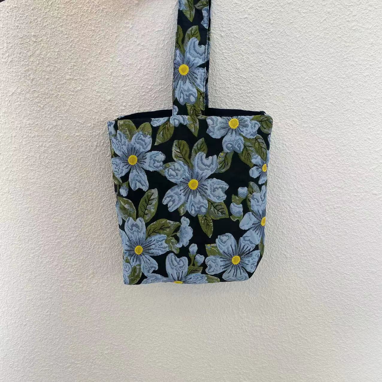 Vintage Flowers Carry Three-dimensional Brocade Under Armpits