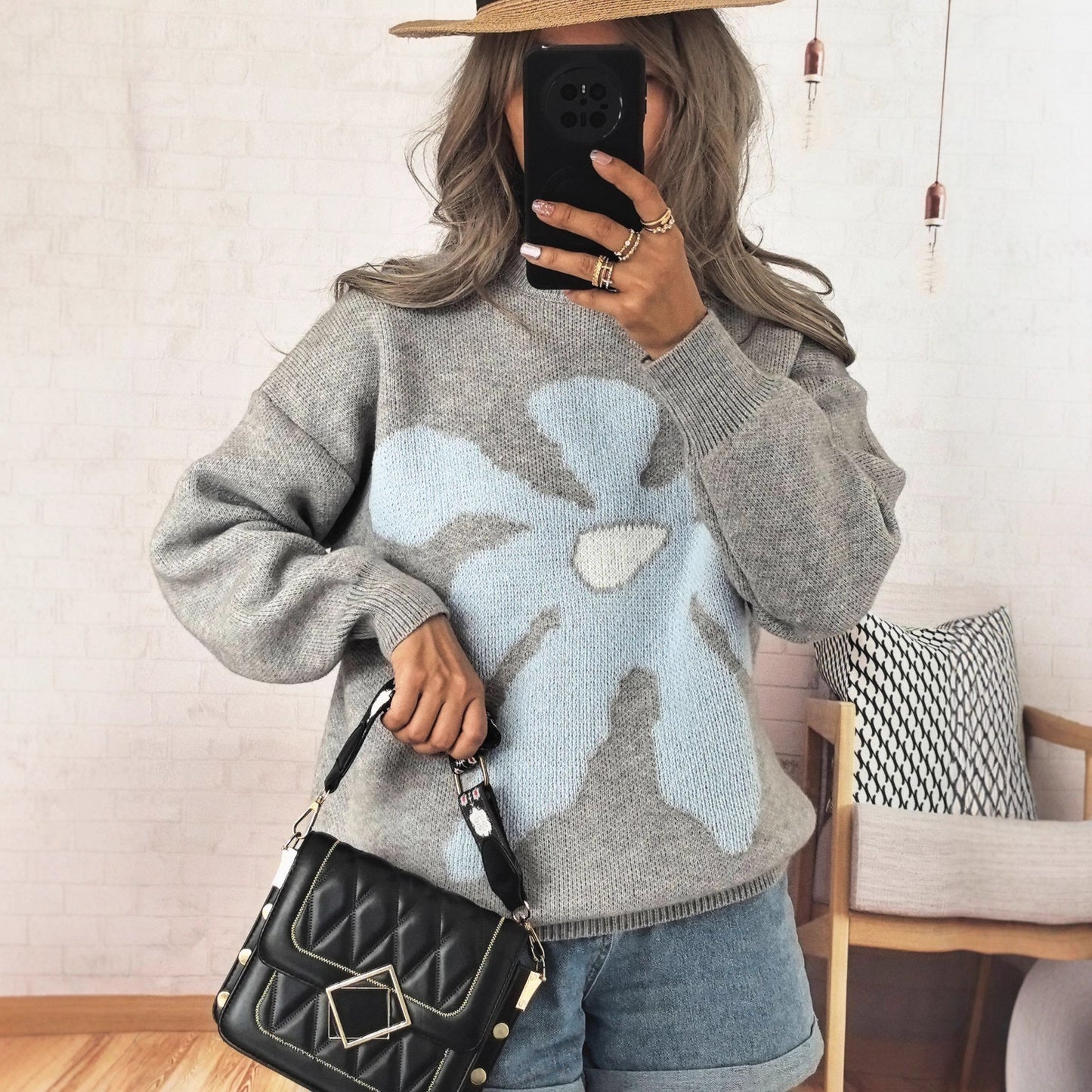 Afslappet løs strikket rundhalset sweater med store blomster jacquard og kontrastfarver