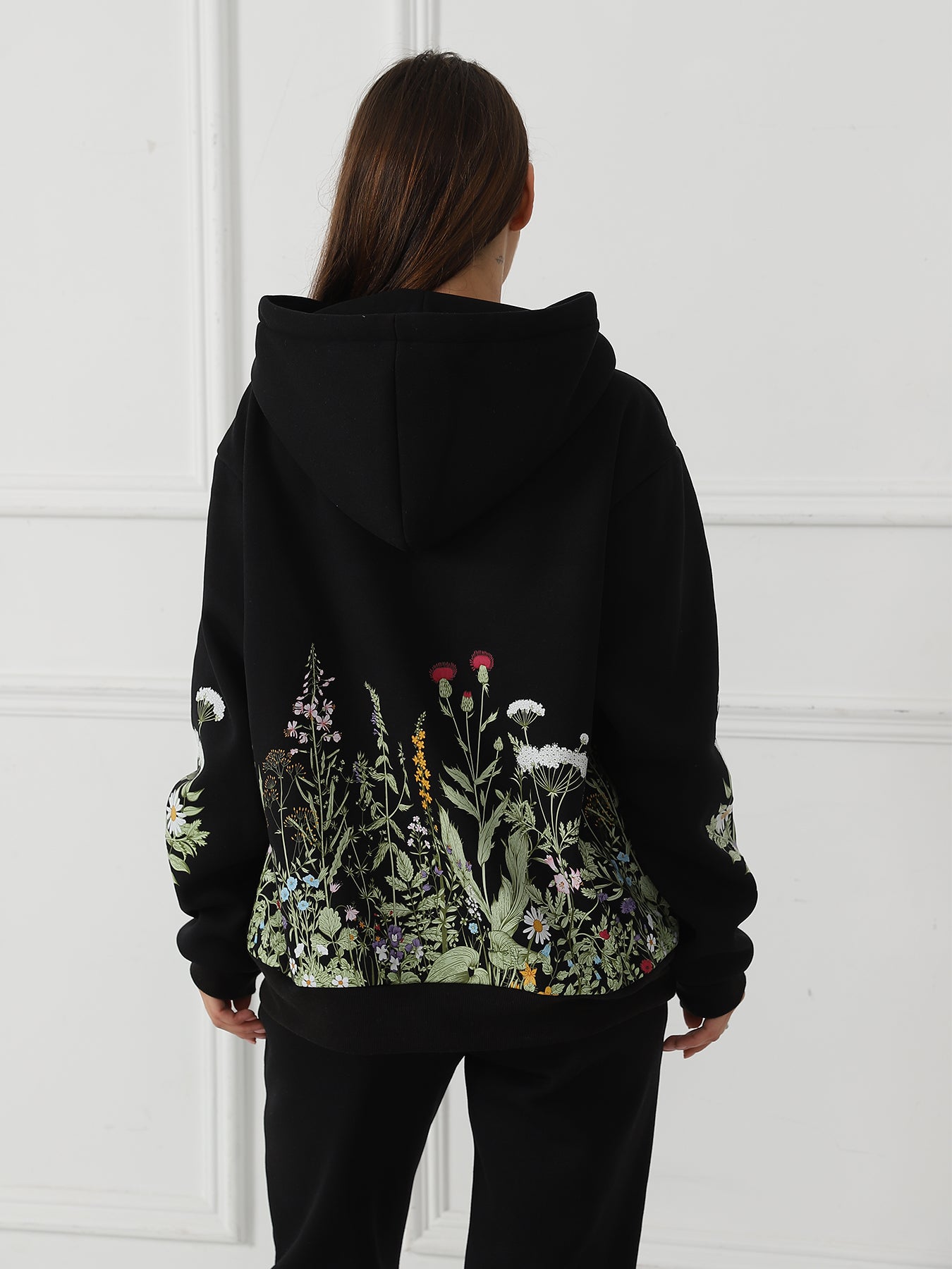 Ensfarvet sweatshirt med blomsterprint og lange ærmer til kvinder