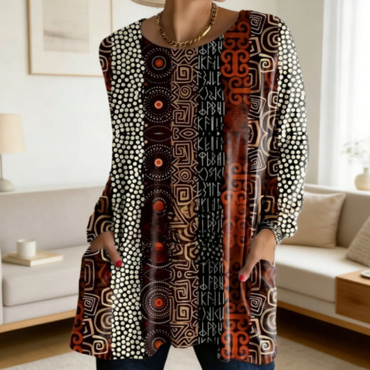 Boho tunika med rundt halsudskæring, løs pasform, lommer og lange ærmer med tribalprint