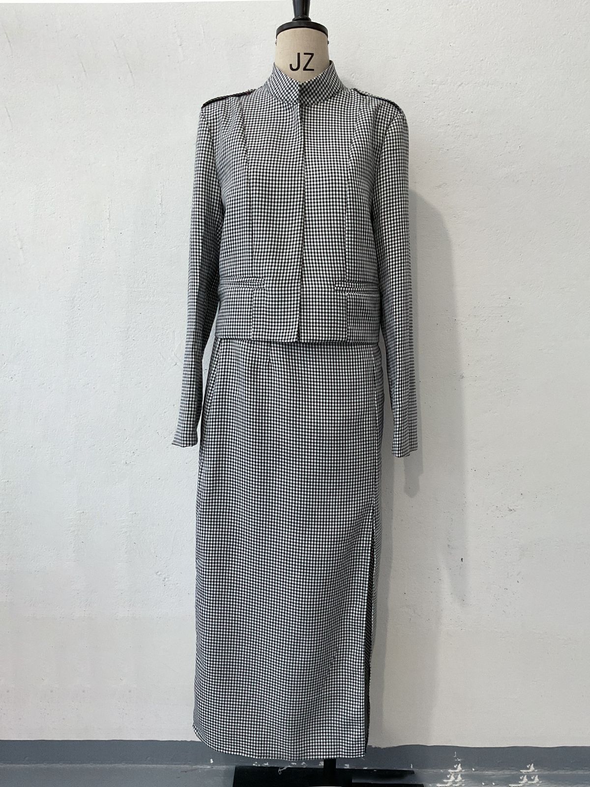 This Fashionable Womens Two-piece Set Includes A Well-tailored Piece