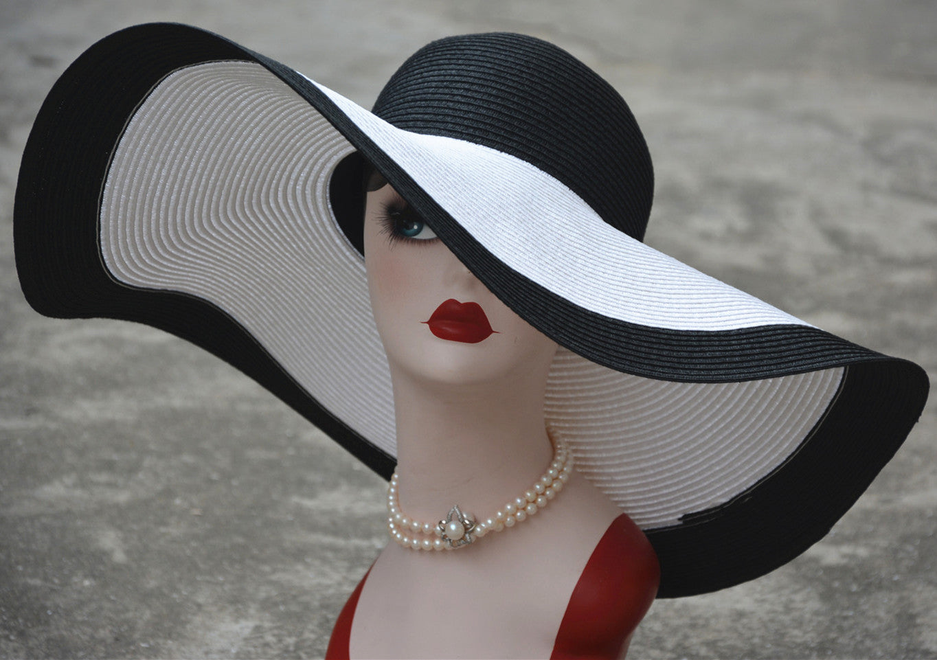 Oversized Hepburn Shade Holiday Straw Hat 18cm