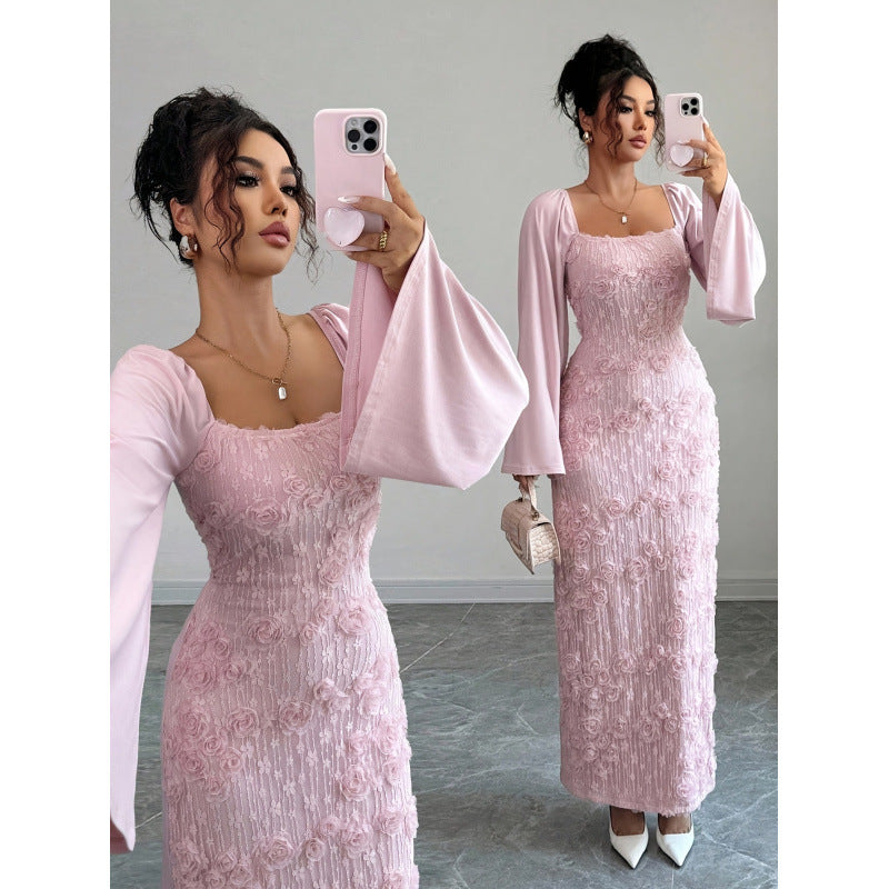 Fashionabel og elegant blomsterdekoreret langærmet kjole med firkantet halsudskæring og trompetærmer