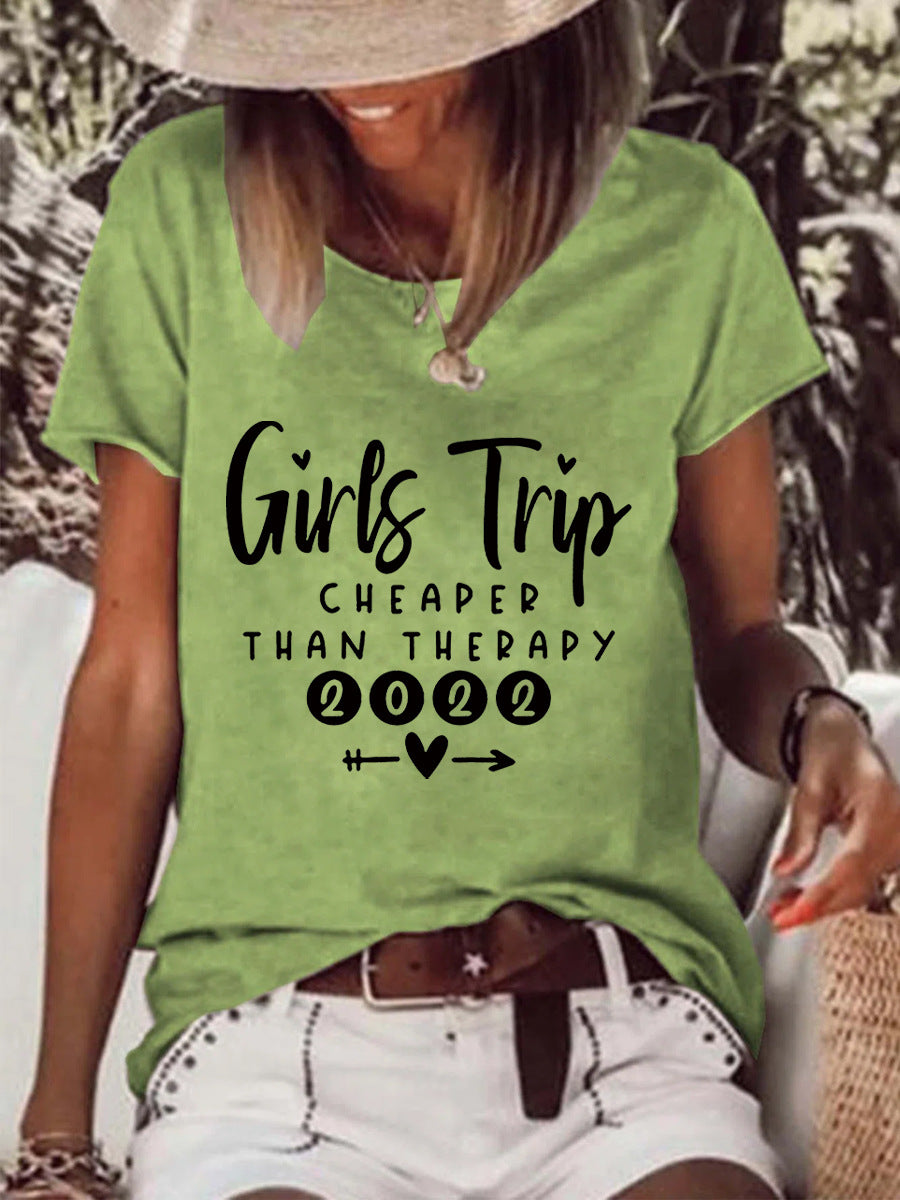 Dame T-shirt med rund hals og print "Than Therapy Girls Trip"