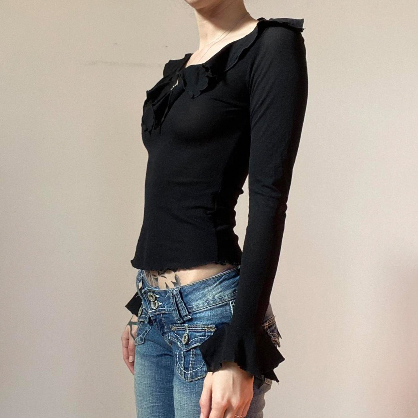 Langærmet fitted top til kvinder med stor rund hals og lotusbladsdesign