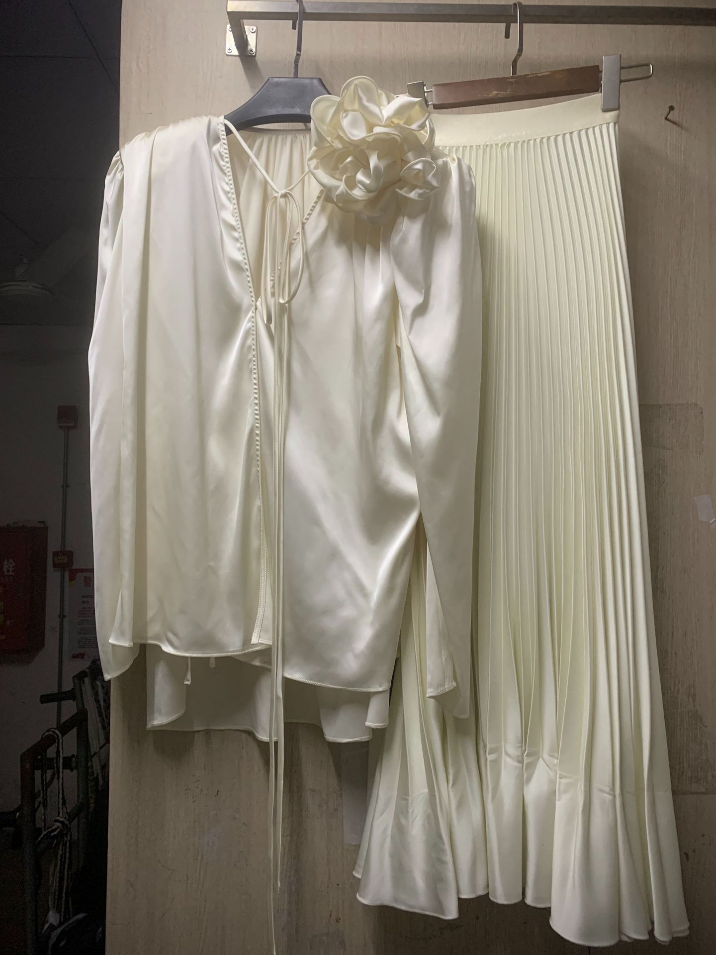 V-neck Three-dimensional Flower Loose Shirt Stretch Belt Pleated Skirt Suit