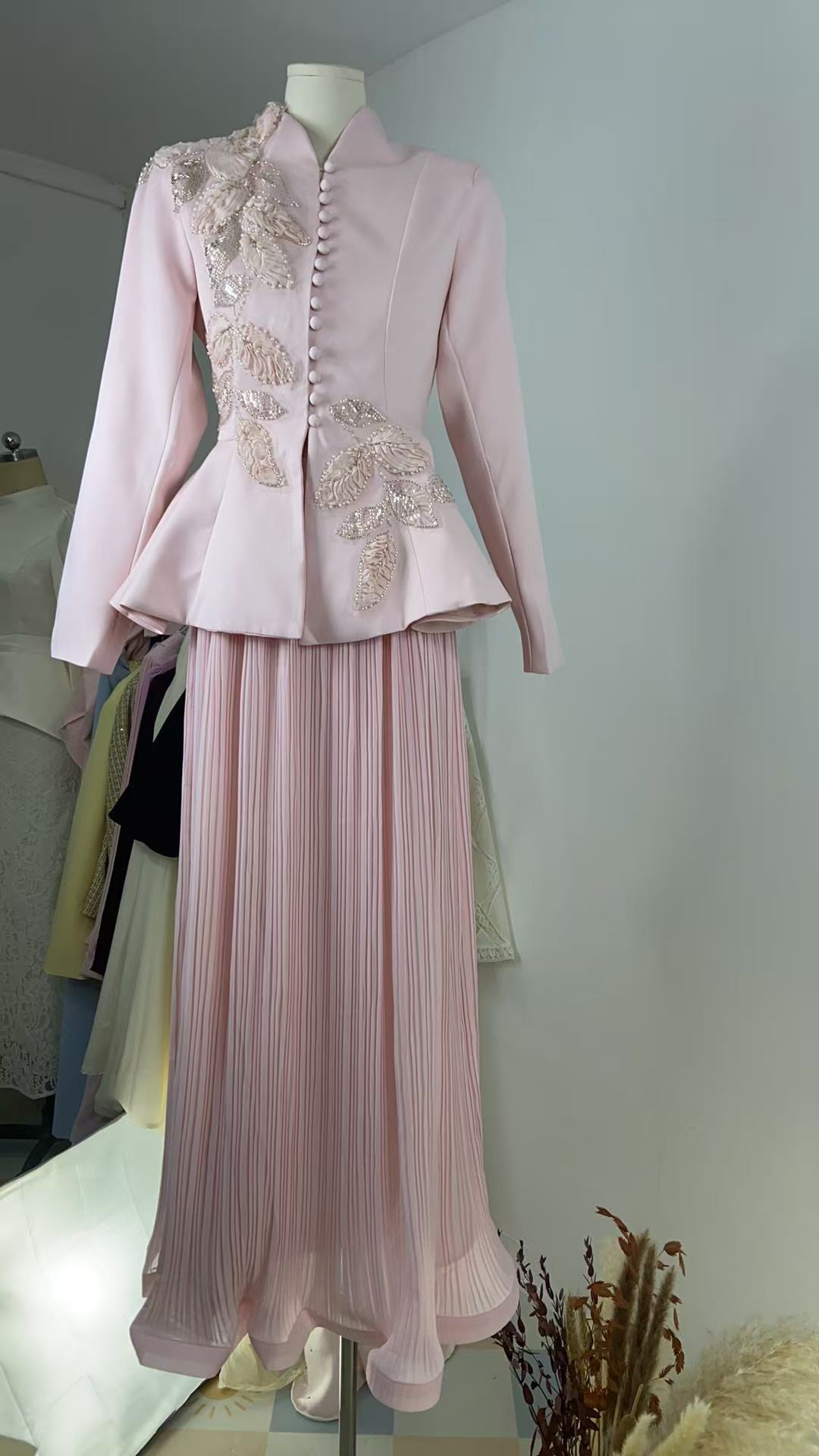 Design A Retro Embroidered Suit And Pleated Skirt Set For International Trade