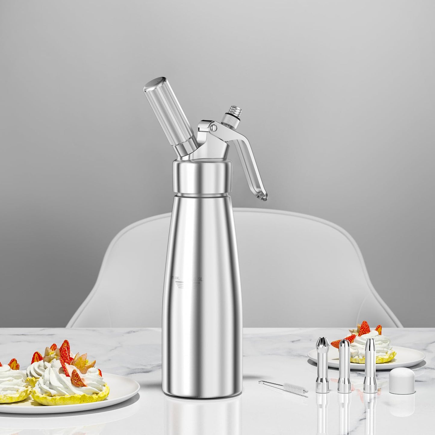 Newaner 500 ml grädddispenser/gräddsifon av aluminium med 3 dekorationsmunstycken av rostfritt stål och 1 rengöringsborste, läckagesäker, för beredning av vispgrädde, kräm, mousse och desserter