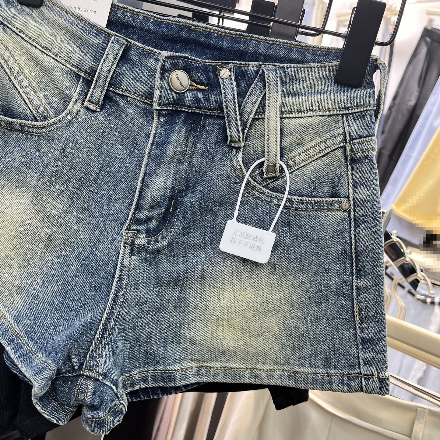 Børstede hvide højtaljede slim fit denimshorts