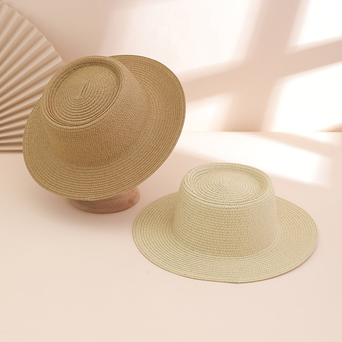 Stylish And Versatile Sun Hat For Ladies, Featuring A Solid Color Broad Brim And Foldable Concave Top. Perfect For Outdoor Travel, Beach Vacations.