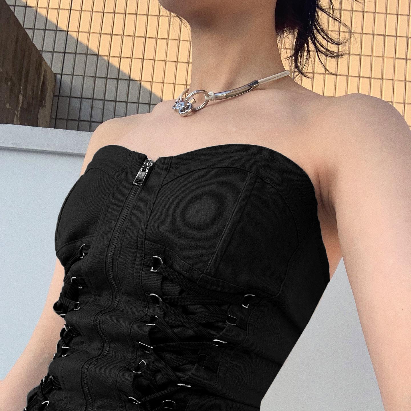 Wearing A Short And Careful Machine Exposed Navel Top