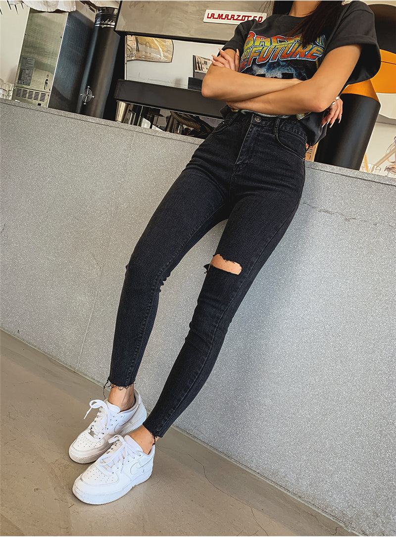 Råkantede ripped jeans med høj talje