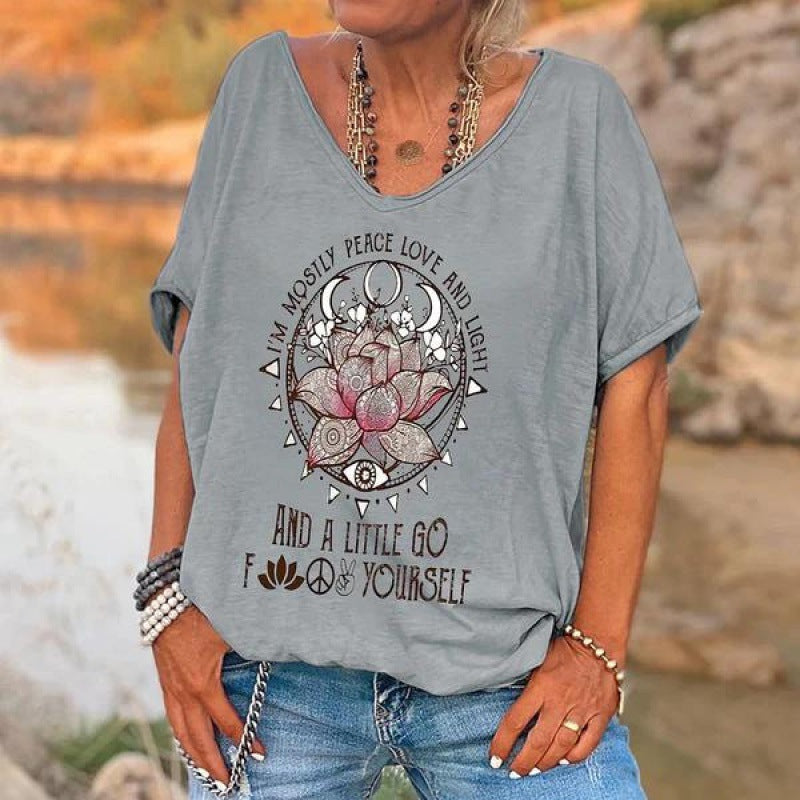 Løs V-hals T-shirt med digitalt print og korte ærmer