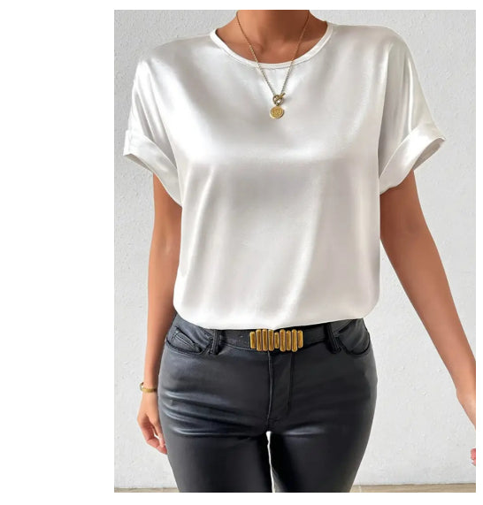 Elegant ensfarvet T-shirt med rund hals og korte ærmer