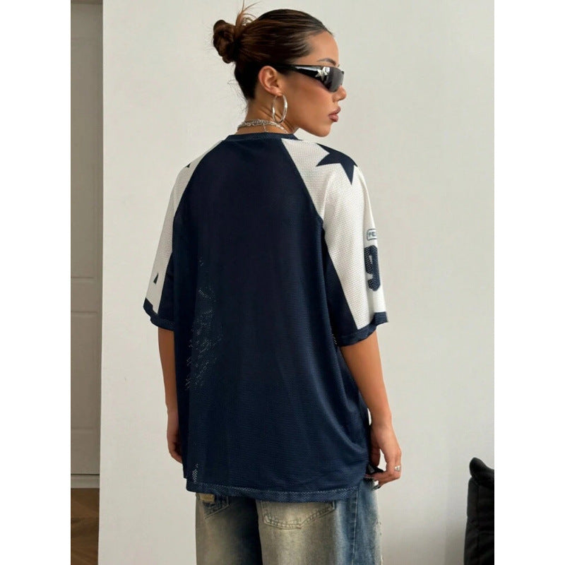 Sporty T-shirtjersey med mesh og tryk i kontrastfarver og korte ærmer