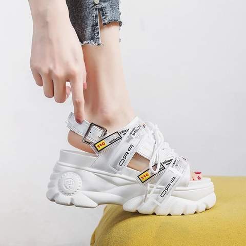 Increased inner sandals with platform