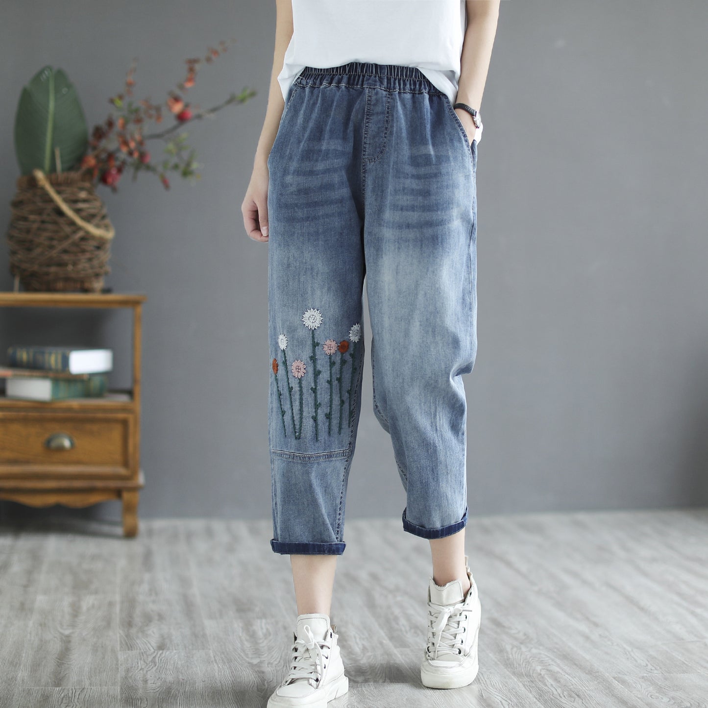 Women's Retro Literary Embroidery Jeans