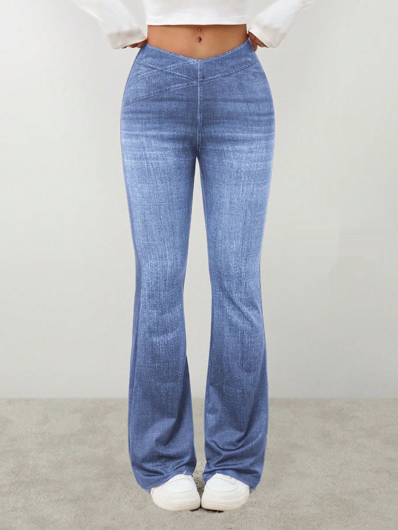 Denim højtaljede slim-fit let flared bukser, der skaber et slankende look
